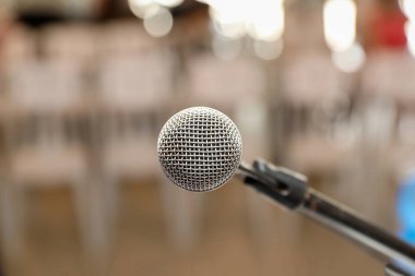 Bulanık iş konferansı toplantısı ya da Konferans Eğitim Koçluk Odası üzerinden mikrofon.