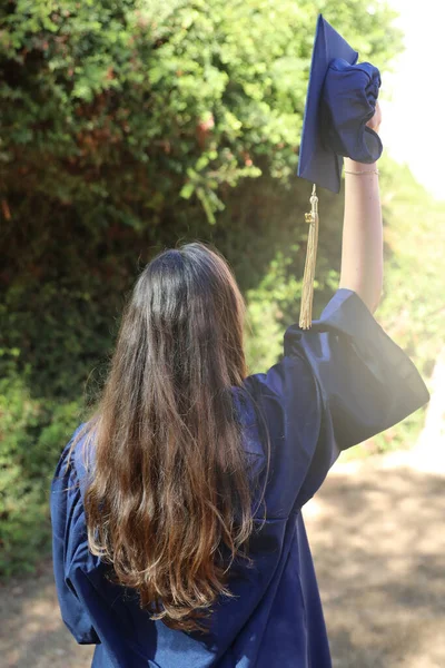 Поздравляю Окончанием Школы Выпускницы Университета Женщины Церемонии Вручения Дипломов — стоковое фото