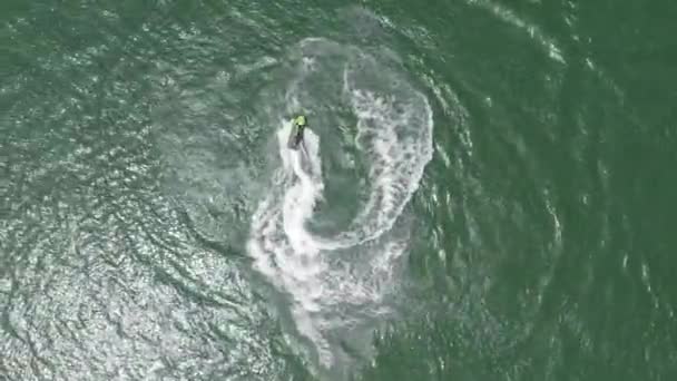 Vista Arriba Hacia Abajo Sobre Agua Rápida Jet Ski Dando — Vídeos de Stock