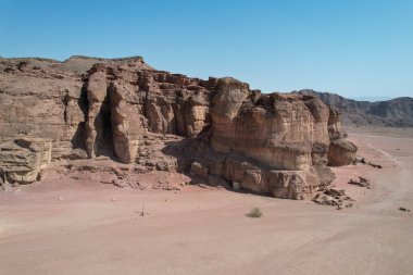 Kırmızı kumtaşı tepeleri. Timna Vadisi 'ndeki Kral Solomons Sütunları.