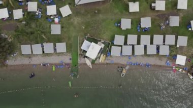 Ein Gav Resort 'ta Celile Denizi' nin üzerinde uçuyor.. 