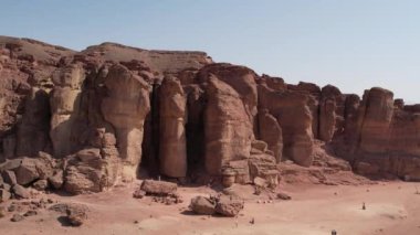 Kırmızı kumtaşı tepeleri. Timna Vadisi 'ndeki Kral Solomons Sütunları.