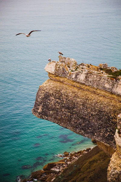 大西洋上の岩 ナザレ ポルトガル — ストック写真
