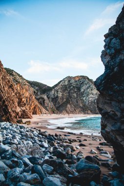 Kayalıkların ve Ursa plajının inanılmaz manzarası, Portekiz