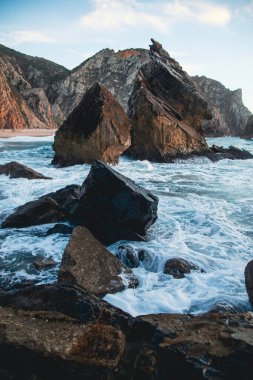 Portekiz, Ursa plajında etkileyici dalgalar ve kayalar.