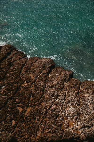 Atlantik Okyanusu Ndaki Kaya Çıkıntısı Cascais Portekiz — Stok fotoğraf