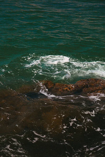 Волны Атлантического Океана Кашкайш Португалия — стоковое фото
