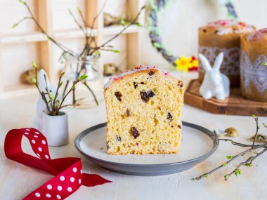 Geleneksel dilimlenmiş paskalya keki, şekerle kaplı, seramik bir tabakta, açık beton bir zemin üzerinde. Mutlu Paskalyalar.