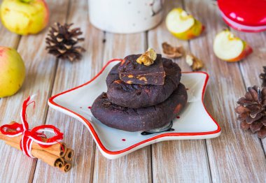 Litvanya tatlısı, beyaz tabakta baharat bulunan peynir kafalar şeklinde tatlı elma meyveli şeker açık tahta zemin üzerinde bir yıldız. Noel tatlıları. Elma hasadı, konserve