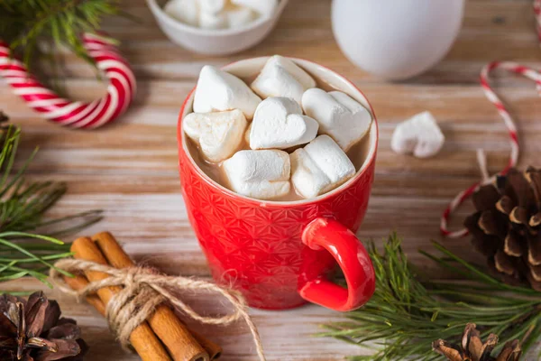 Duftende Kakao Med Marshmallows Rød Kopp Julepynt Trebakgrunn God Jul – stockfoto