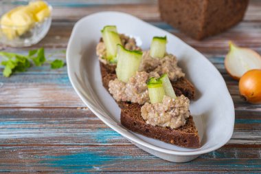 Aperatif, ringa, soğan ve haşlanmış yumurta tahtadan bir arka planda seramik tabakta çavdar ekmeği. Yahudi mutfağı. Balık tarifleri