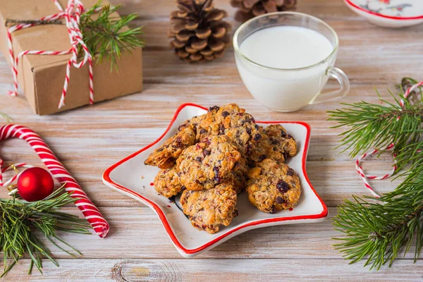 Zabpehely Cookie Csokoládéval Áfonyával Egy Csillag Alakú Tányéron Tej Egy — Stock Fotó