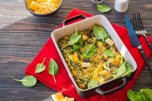 Tortilla Frittata Con Espinacas Queso Forma Porción Negra Sobre Fondo — Foto de Stock