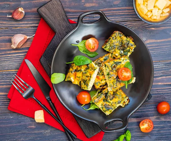 Sliced Omelet Frittata Spinach Cheese Black Plate Dark Wooden Background — Stock Fotó
