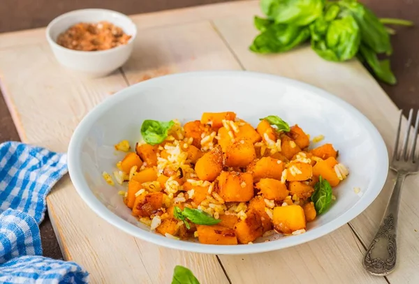 Arroz Blanco Hervido Con Cubos Calabaza Fritos Cebolla Especias Plato —  Fotos de Stock