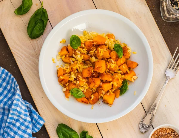 Arroz Blanco Hervido Con Cubos Calabaza Fritos Cebolla Especias Plato —  Fotos de Stock