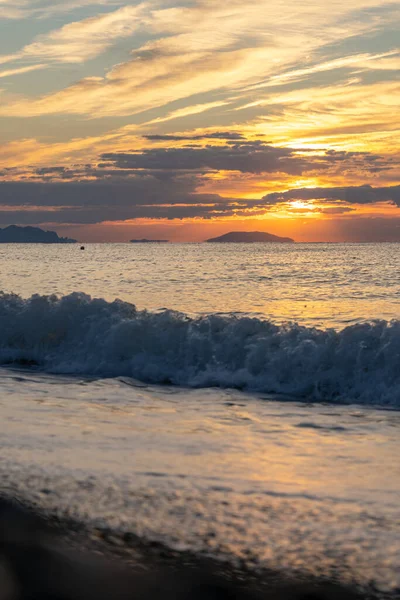 Utrolig Soloppgang Den Tropiske Stranden Gul Sol Havet Oransje Farger – stockfoto