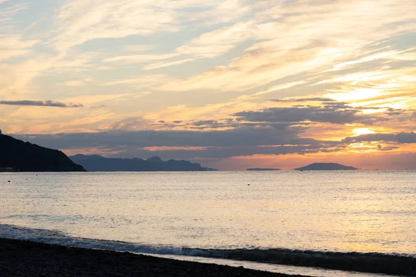 Utrolig Soloppgang Den Tropiske Stranden Gul Sol Havet Oransje Farger – stockfoto