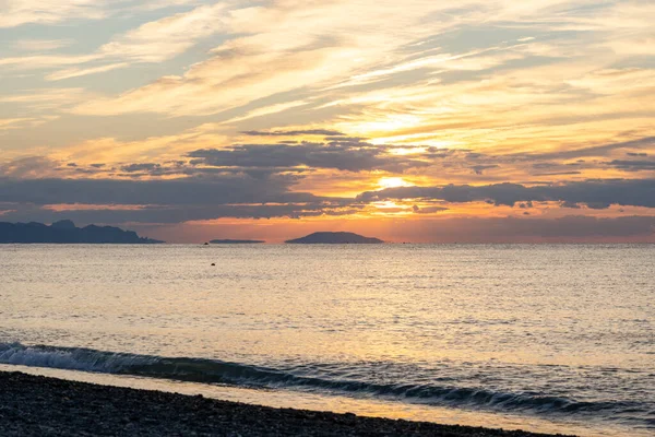 Wspaniały Wschód Słońca Nad Tropikalną Plażą Żółte Słońce Nad Morzem — Zdjęcie stockowe