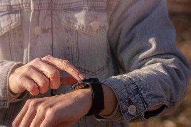 Kadın akıllı saat teslim dışarı yürüyüş, adım sayma, fitness izleyici, yakın mesafe, kopyalama boşluk