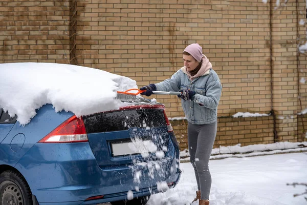 Cleaning Snow Windshield Scraping Ice Winter Car Window Cleaning Woman — Stockfoto
