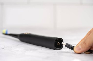 Kablosuz modern elektrikli diş fırçasını şarj ediyorum. Profesyonel diş bakımı.