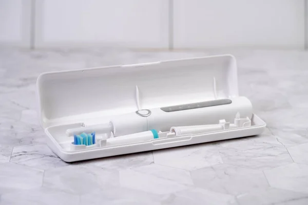 旅行の場合には現代の白い音や電動歯ブラシ 音響スマート歯ブラシを使用してプロの口腔ケアと健康歯の概念 ミニマルデザイン — ストック写真