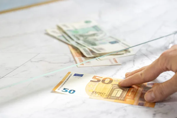 Людина Обмінюється Грошима Касирів Вікні Касового Департаменту Обміняйте Банкноти Євро — стокове фото
