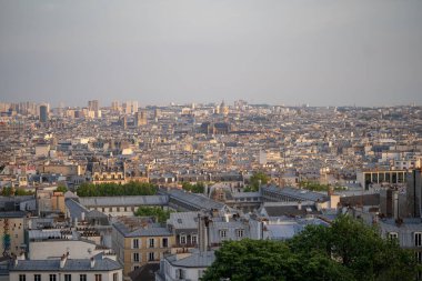 Montmartre tepelerinden Paris manzarası. Gün ışığı vuruşu