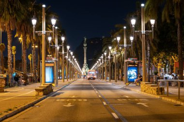 Barselona 'daki şehir hayatı, arabalarla aydınlatılmış sokaklar. Işıklı caddede trafik vardı.