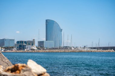 Deniz kenarından Barceloneta ve W Oteli 'nin havadan görüntüsü. Barselona, İspanya - 29 Mayıs 2022