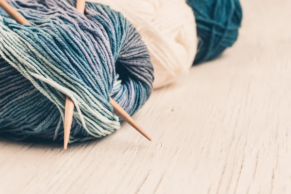 Knitting needles and yarn — Stock Photo, Image