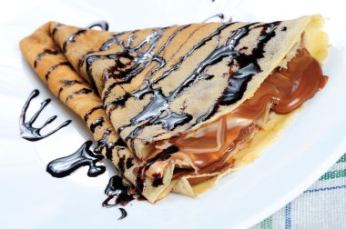 çikolata şurubu ile gözleme