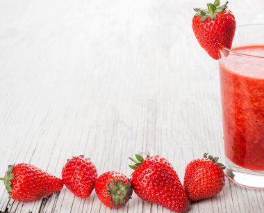 taze çilek ve meyve suyu