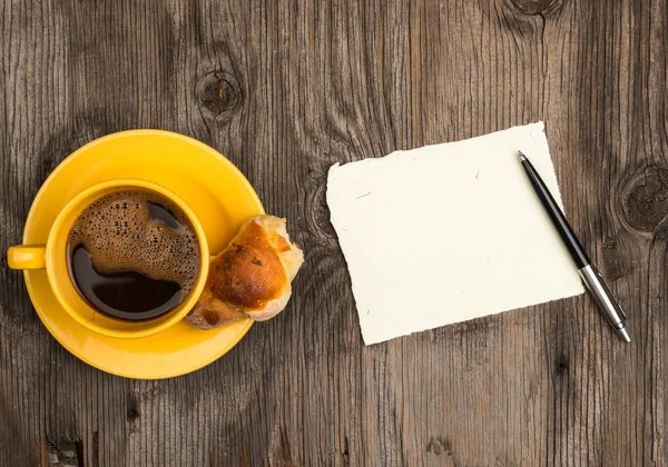 Fresh croissant with coffee and a note paper — Stock Photo, Image