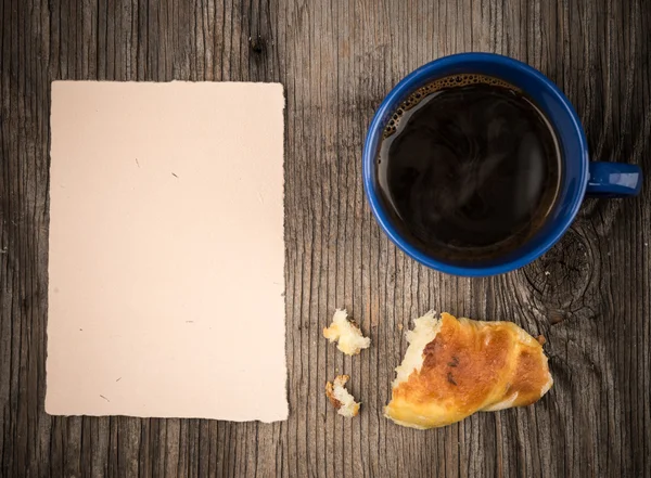 Fresh croissant with coffee and a note paper — Stock Photo, Image