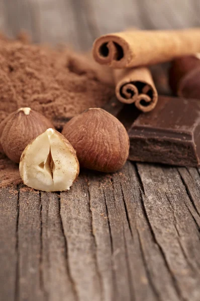 Chocolade met noten en cacao — Stockfoto