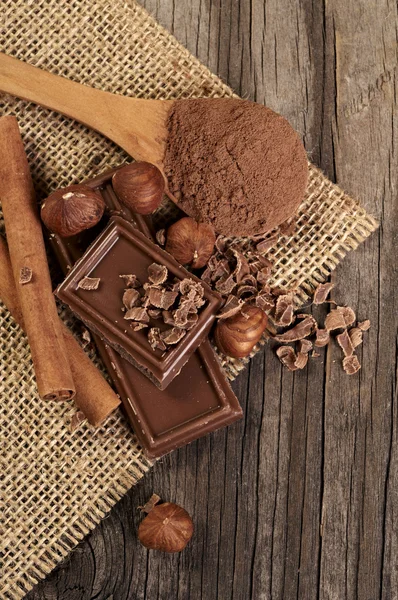 ナッツ、ココアとチョコレート — ストック写真