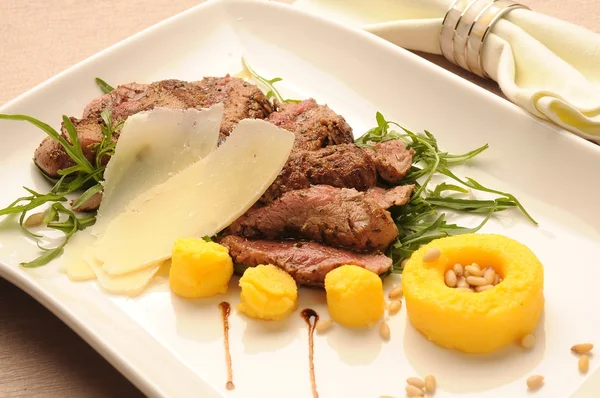 Carne asada con polenta — Foto de Stock