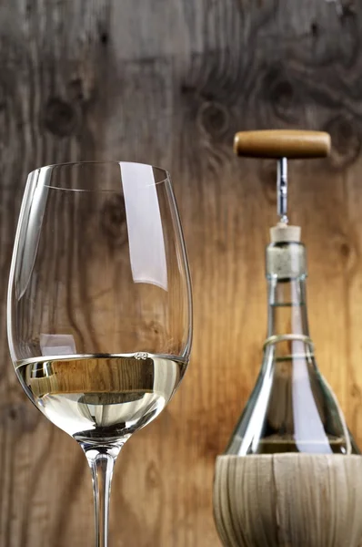 Copo de vinho e garrafa — Fotografia de Stock