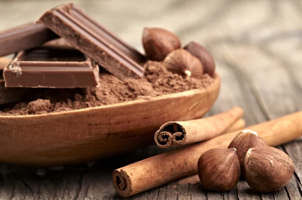 Chocolade met hazelnoten — Stockfoto