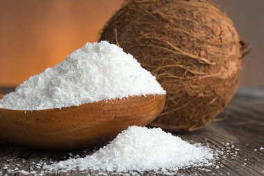 Hindistan cevizi ve topraklanmış hindistan cevizi taneleri