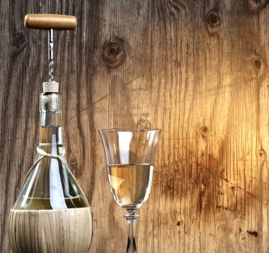 şarap kadehi ve şişe