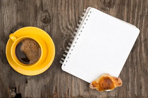 Coffee croissant and notebook — Stock Photo, Image