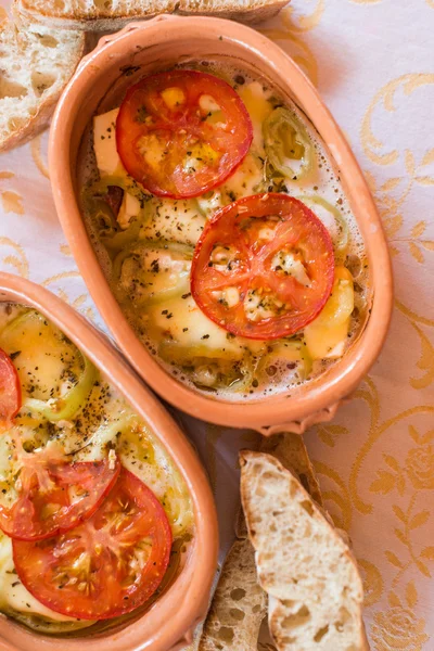 Gebackener Käse und Tomaten — Stockfoto