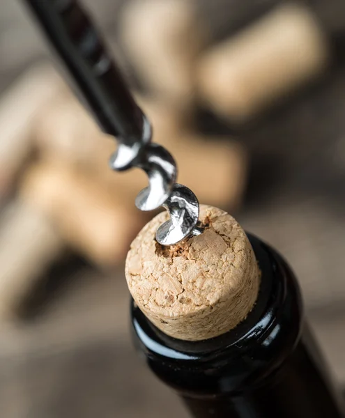 ワインの瓶を開ける — ストック写真