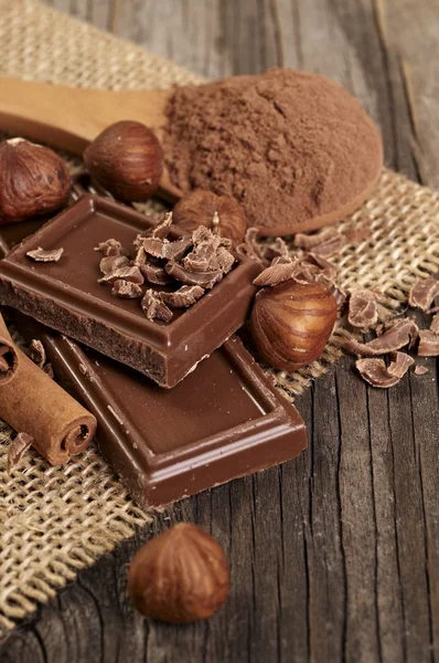 Chocolade met noten en cacao — Stockfoto