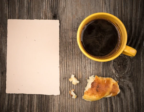 Fresh croissant with coffee and a note paper — Stock Photo, Image