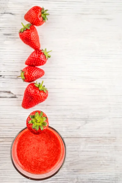 新鲜草莓和果汁 — 图库照片
