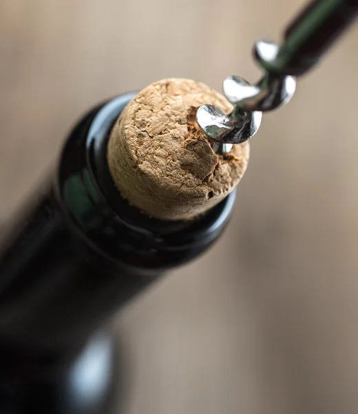 Открытие бутылки вина — стоковое фото